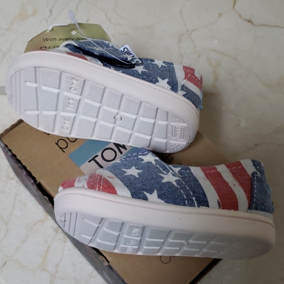 Tom's Tiny size 3 American Flag shoes - Picture 3 of 4